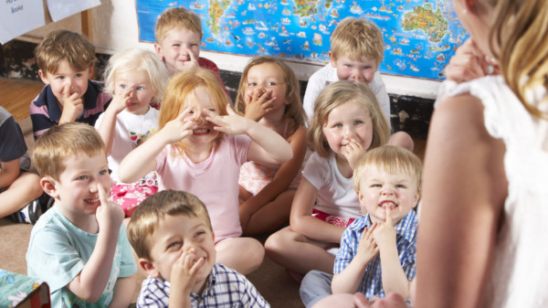 Kinder im kindergarten